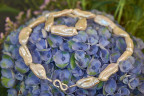 Hortensie mit einem Collier aus langen Zuchtperlen - Foto: Raik Behr