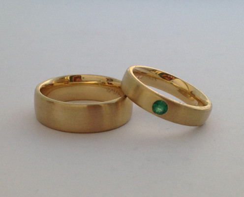 Trauringe Rotgold mit Smaragd