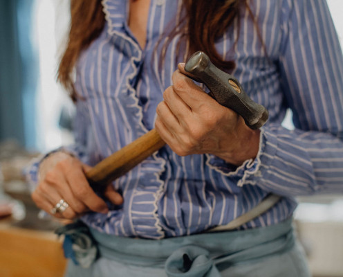 Nane Adam begleitet euch beim Trauring Schmiedekurs