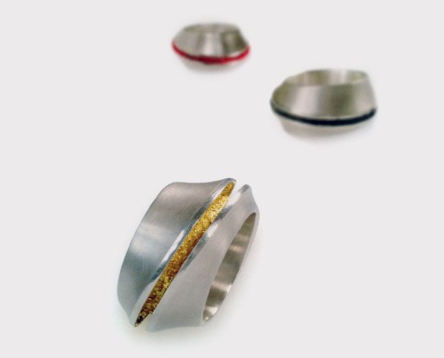 Elypsenring aus 925er Vollguss-Silber mit verschiedenen eingearbeiteten Materialien - Preis: 265,-€ pro Ring