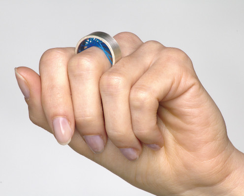 Flexible Ring aus 925er Silber mit blauen Nylon gespannt