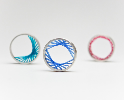 Flexible Ring aus 925er Silber mit verschiedenen farbigen Nylon gespannt - Preis: 155,-€ pro Ring