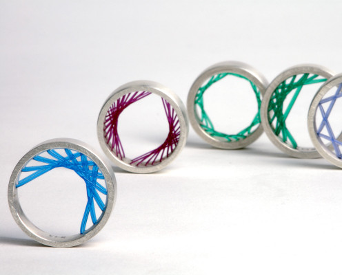 Flexible Ring aus 925er Silber mit verschiedenen farbigen Nylon gespannt - Preis: 155,-€ pro Ring