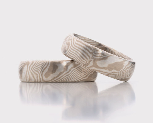 Mokume Gane Trauringe aus 585er Weißgold/925er Silber mit jeweils 0,3 mm dicken Blechen 