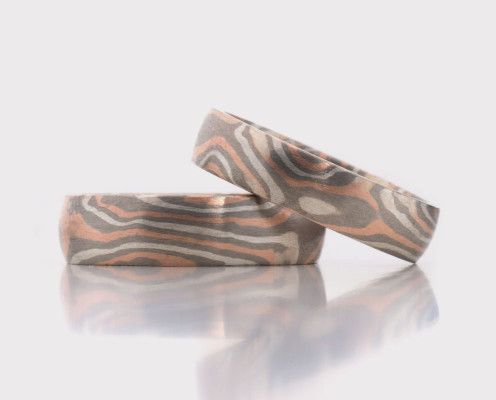 Mokume Gane Trauringe aus 500er Palladium/925er Silber/585er Rotgold mit jeweils 0,5 mm dicken Blechen 