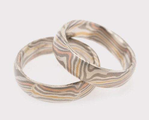 Mokume Gane Trauringe mit jeweils einem Blech aus 585er Rotgold und 917er Gelbgold, sowie mehrere Bleche mit 500er Palladium und 925er Silber 