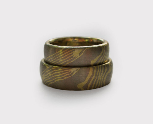 Mokume Gane Trauringe aus Grüngold/Palladium mit Wellenmuster mit jeweils 0,5 mm dicken Blechen 