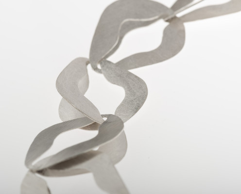 Ornament-Collier mit 925er floralen Silberplättchen und Kugelkette aus Silber, gebürstet