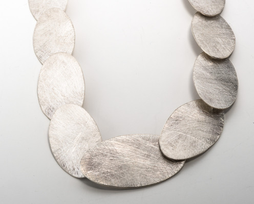 Ornament-Collier mit 925er ovalen Silberplättchen, gebürstet - Preis: 665,-€
