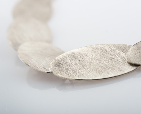 Ornament-Collier mit 925er ovalen Silberplättchen, gebürstet - Preis: 665,-€