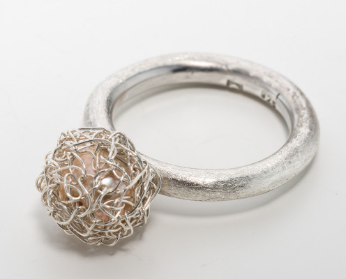 Perlen-Ring aus 925er Silber mit Rosé-Perle, umhäkelt - Preis: 295,-€