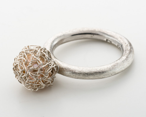 Perlen-Ring aus 925er Silber mit Rosé-Perle, umhäkelt - Preis: 295,-€