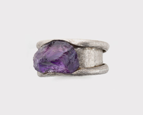 Ring mit einem ungeschliffenen Amethyst in 925er Silber gefasst, bebürstet