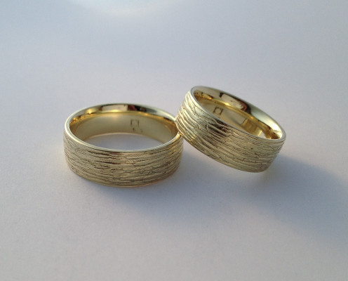 Trauringe aus 585er Gelbgold mit Oberflächenstruktur